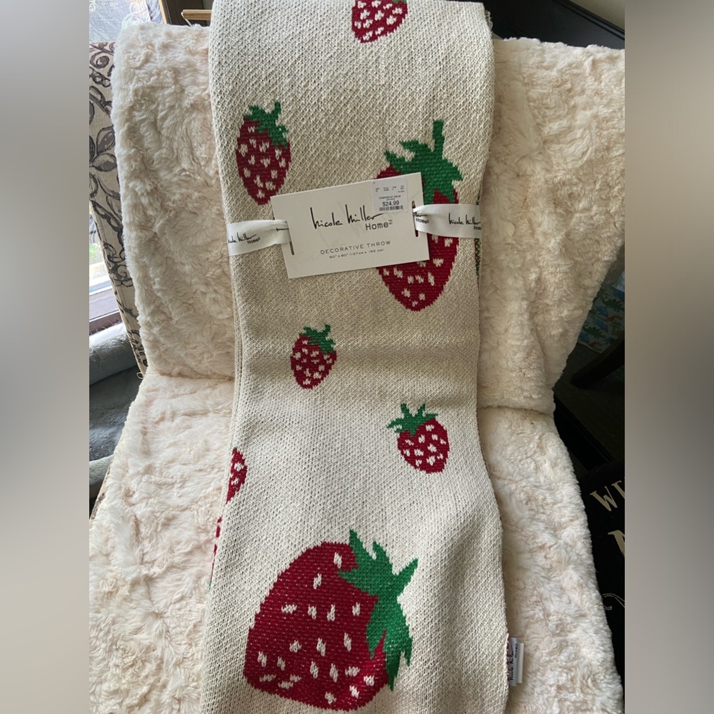 NWT Nicole Miller Knit Strawberry Blanket Throw